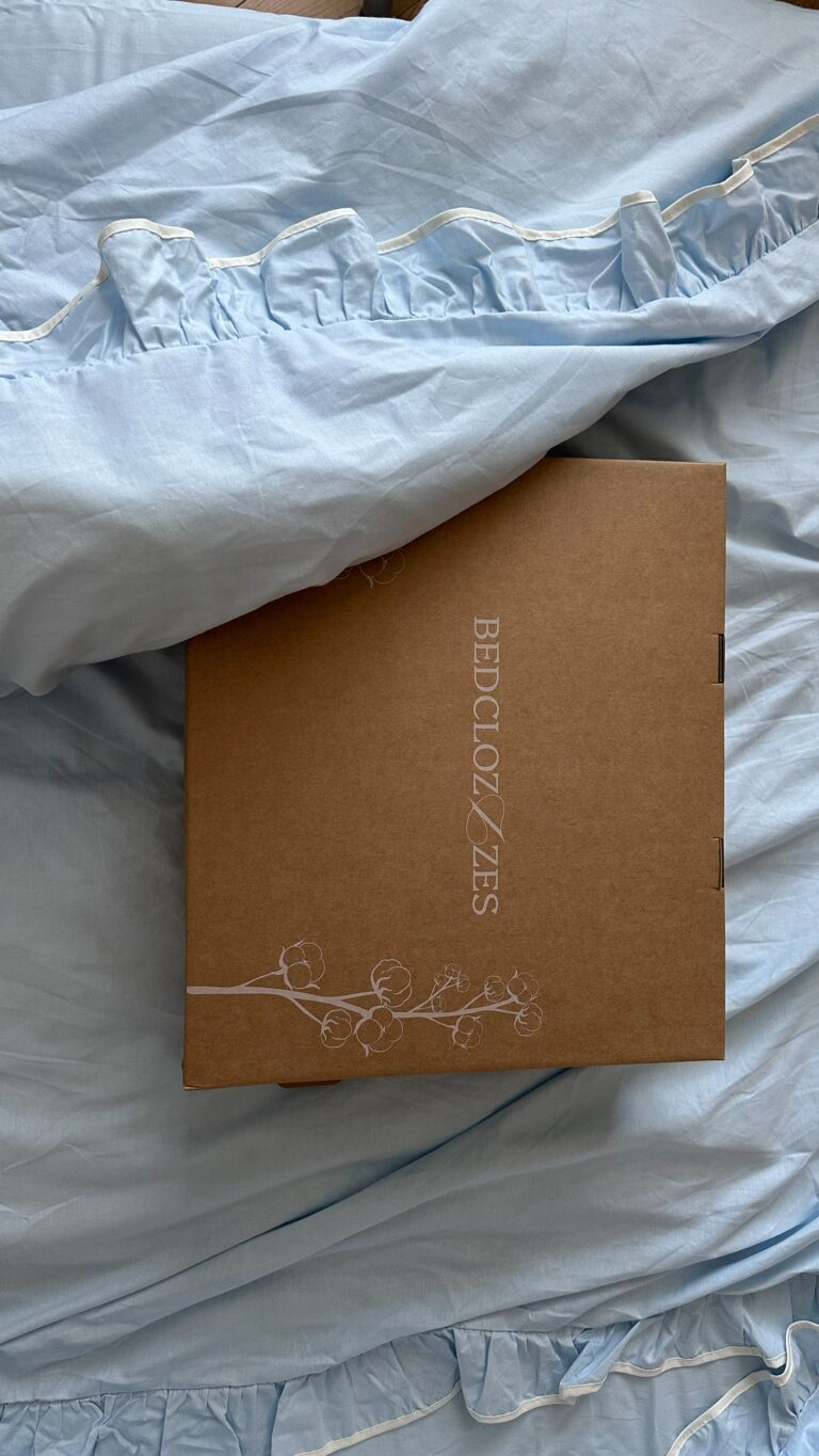 Постільна білизна блакитна з рюшами та білим кантом