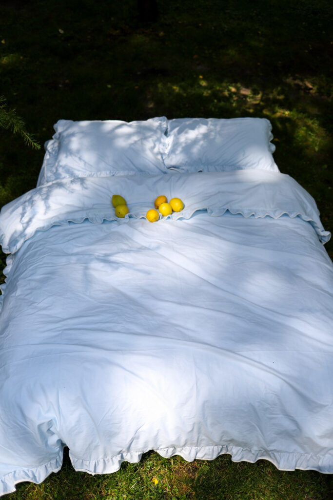 Постільна білизна блакитна з рюшами та білим кантом