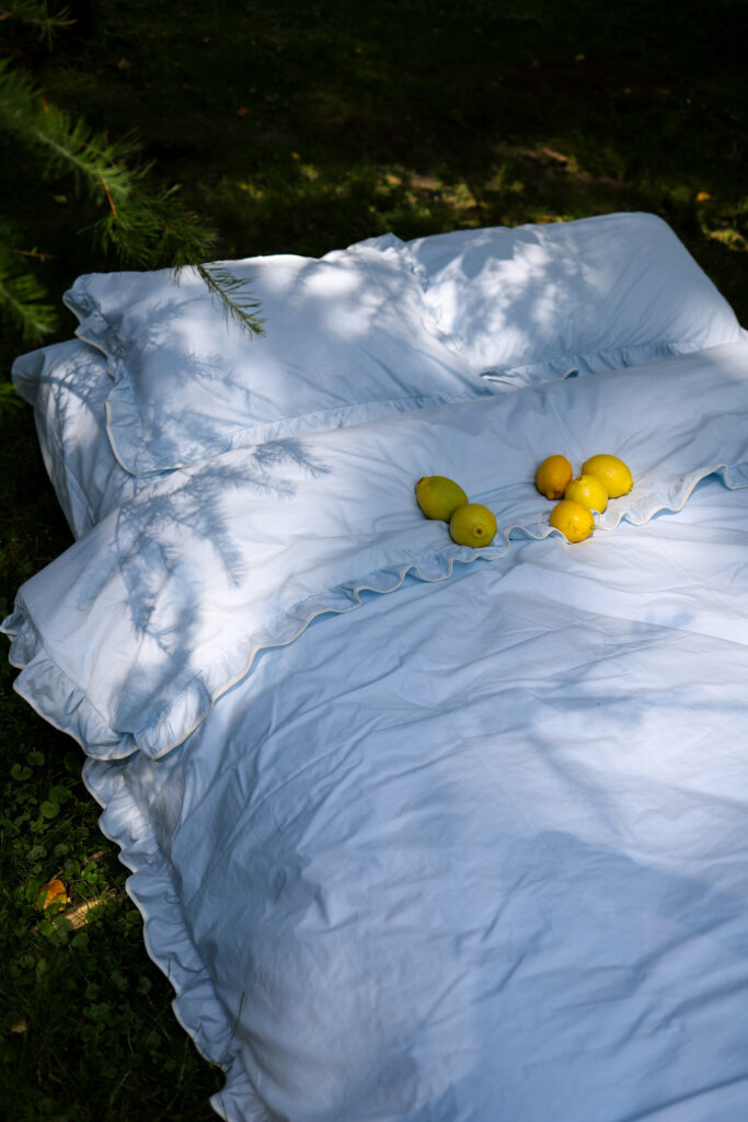 Постільна білизна блакитна з рюшами та білим кантом