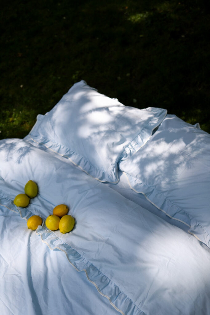 Постільна білизна блакитна з рюшами та білим кантом