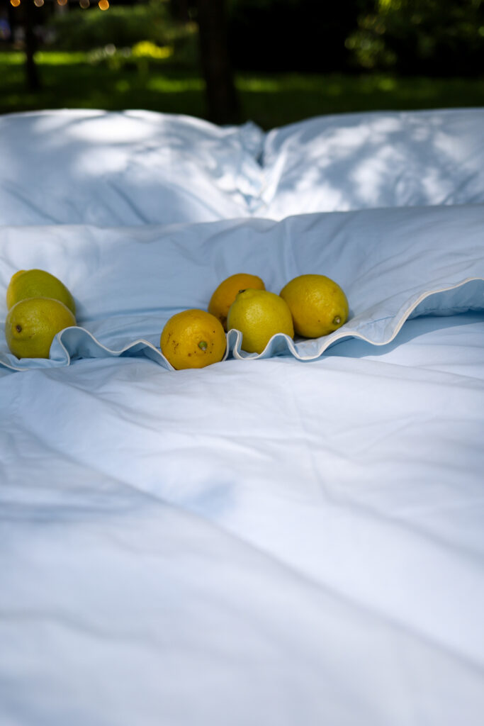 Постільна білизна блакитна з рюшами та білим кантом