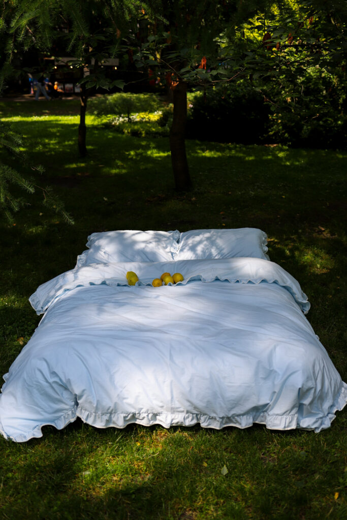 Постільна білизна блакитна з рюшами та білим кантом