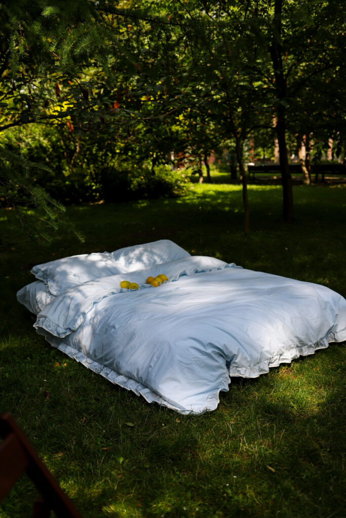 Постільна білизна блакитна з рюшами та білим кантом