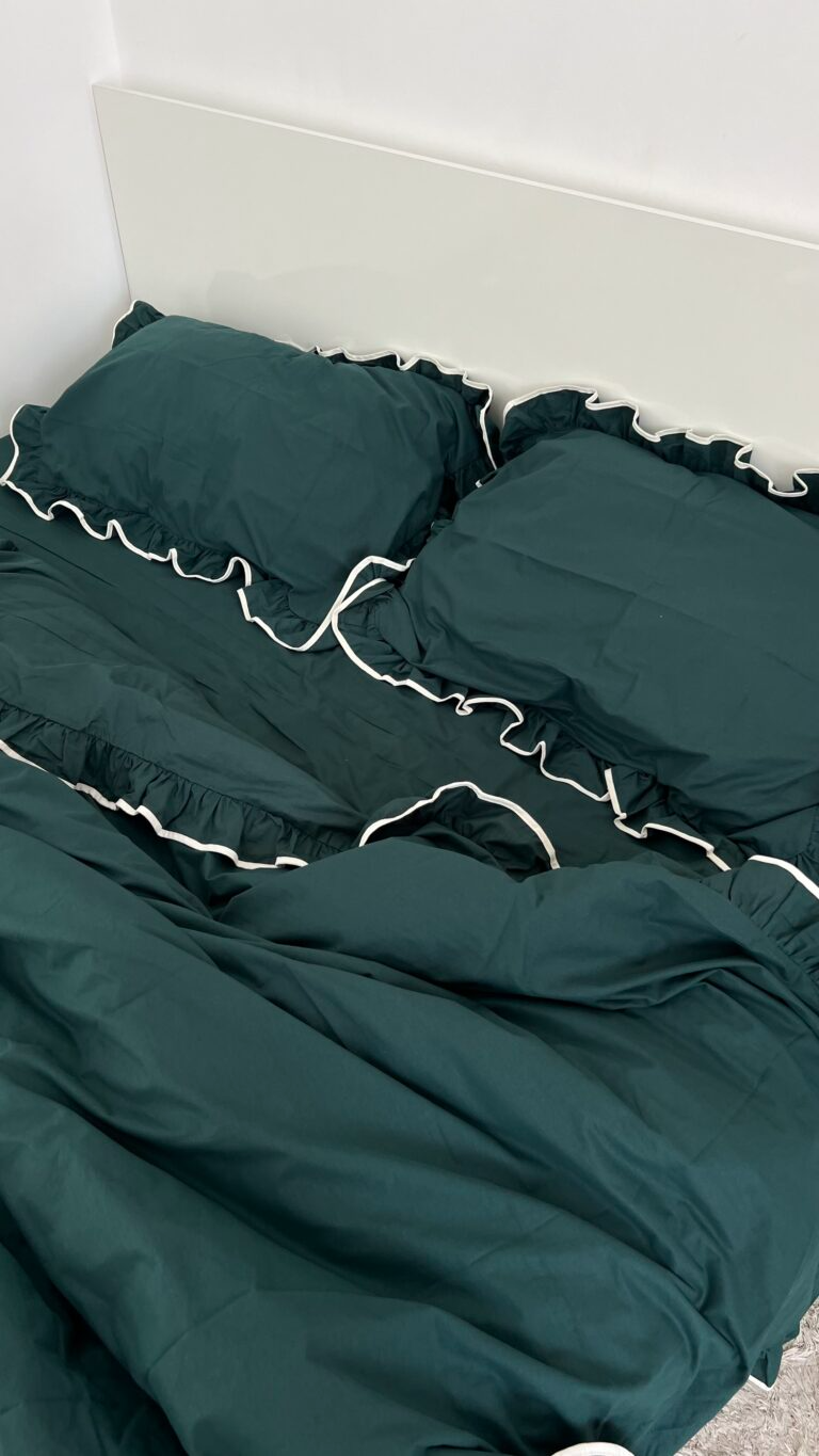 Постільна білизна темно-зелений ранфорс з рюшами та молочним кантом