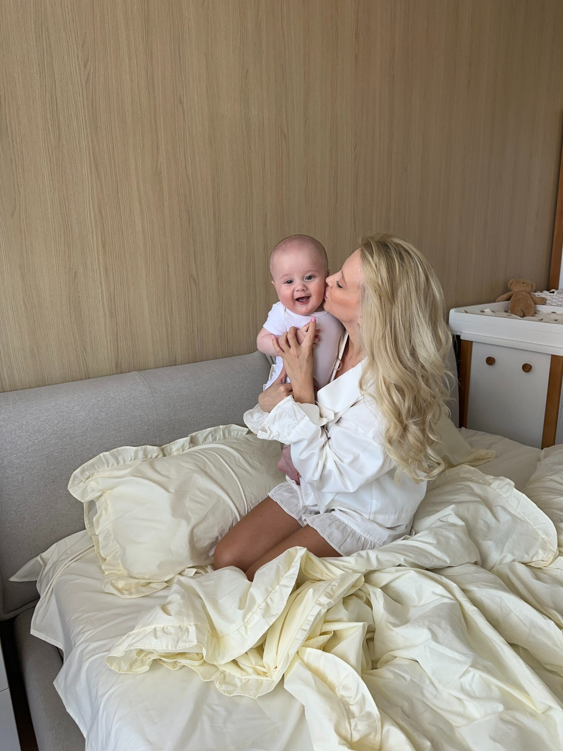 Постільна білизна кольору масла з рюшами