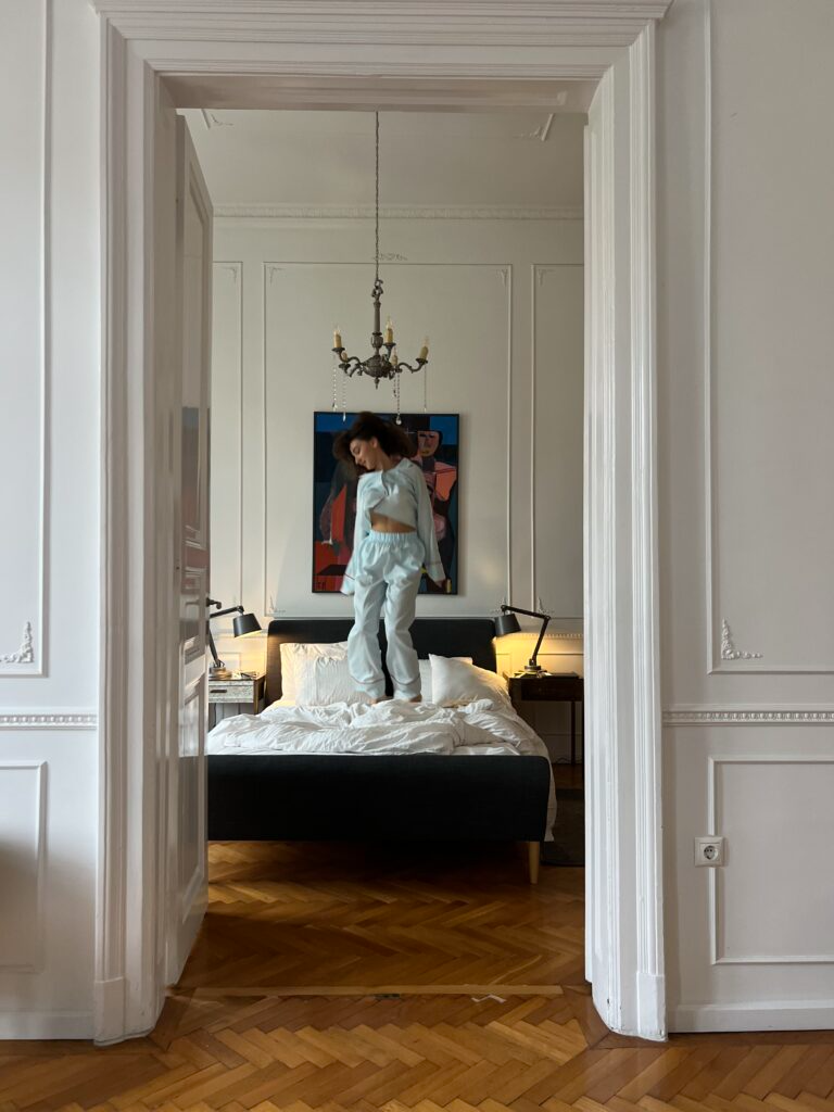 Блакитна сатинова піжама з червоним кантом