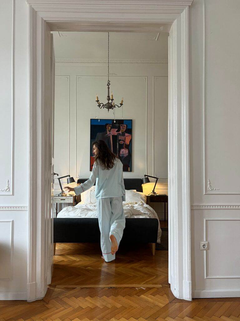 Блакитна сатинова піжама з червоним кантом