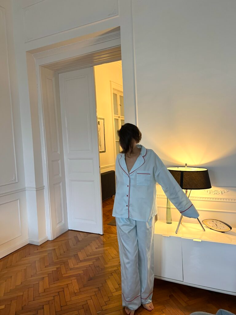 Блакитна сатинова піжама з червоним кантом