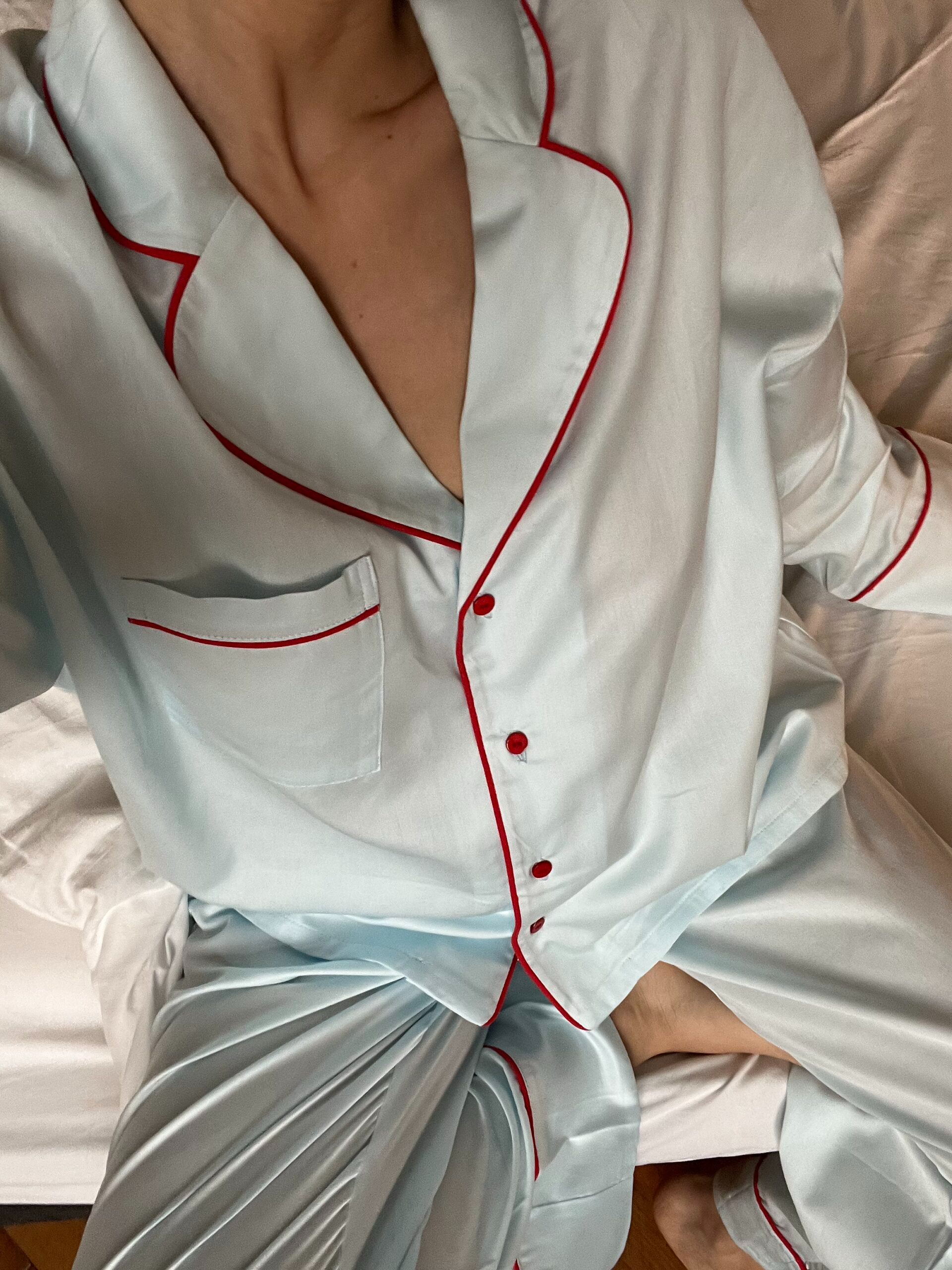 Блакитна сатинова піжама з червоним кантом