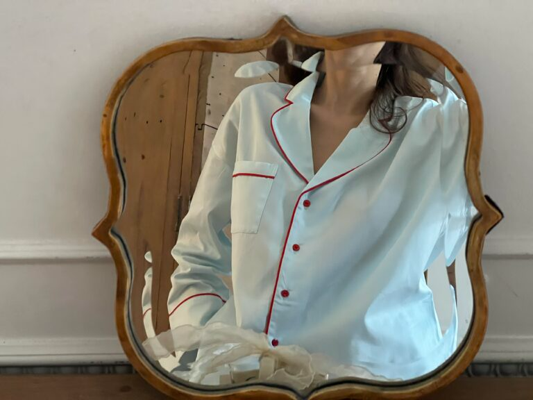 Блакитна сатинова піжама з червоним кантом