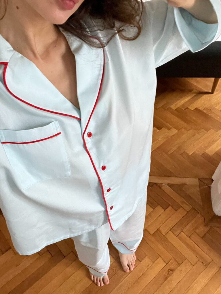 Блакитна сатинова піжама з червоним кантом