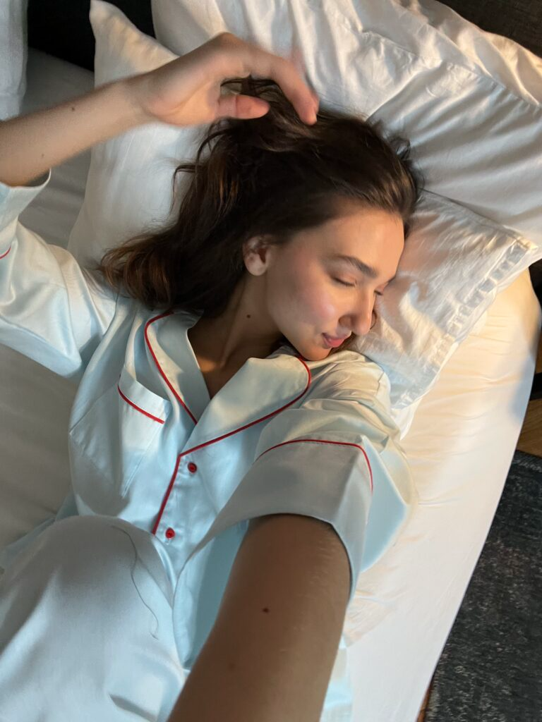 Блакитна сатинова піжама з червоним кантом