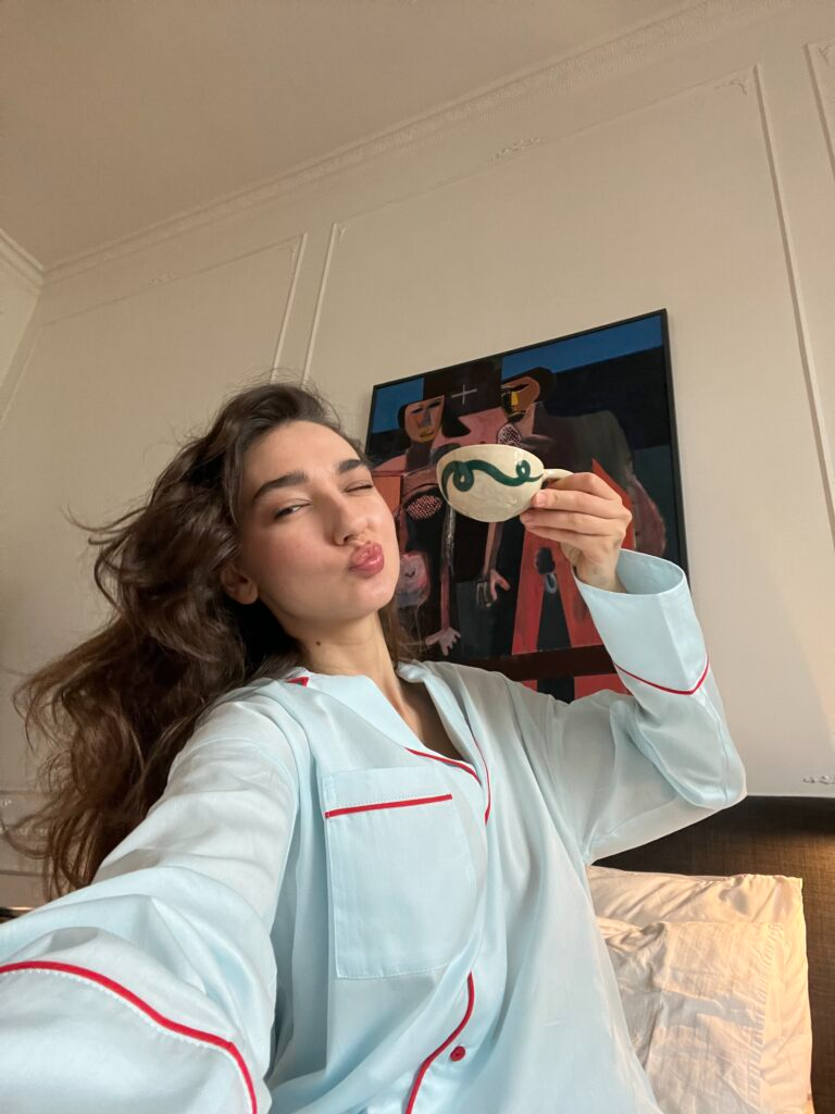 Блакитна сатинова піжама з червоним кантом