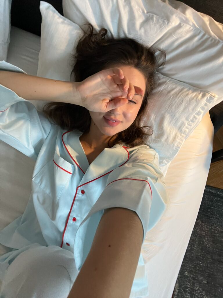 Блакитна сатинова піжама з червоним кантом