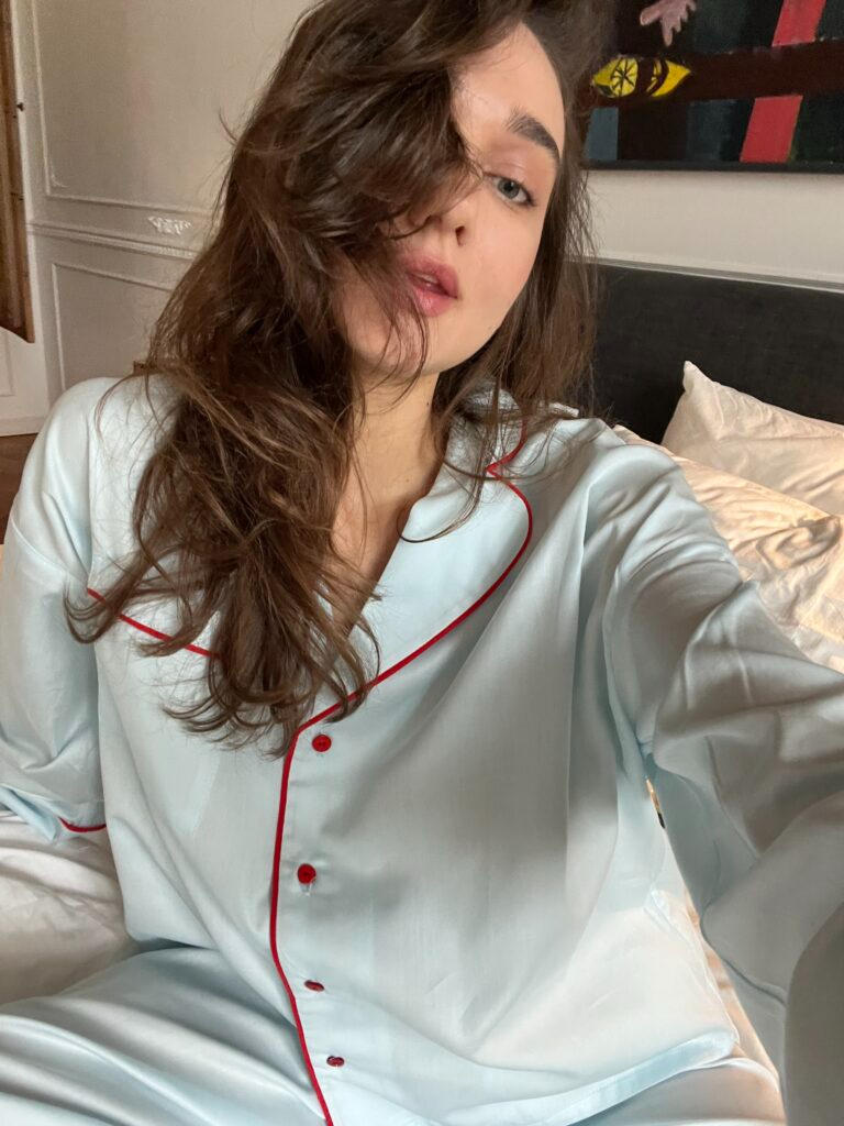 Блакитна сатинова піжама з червоним кантом