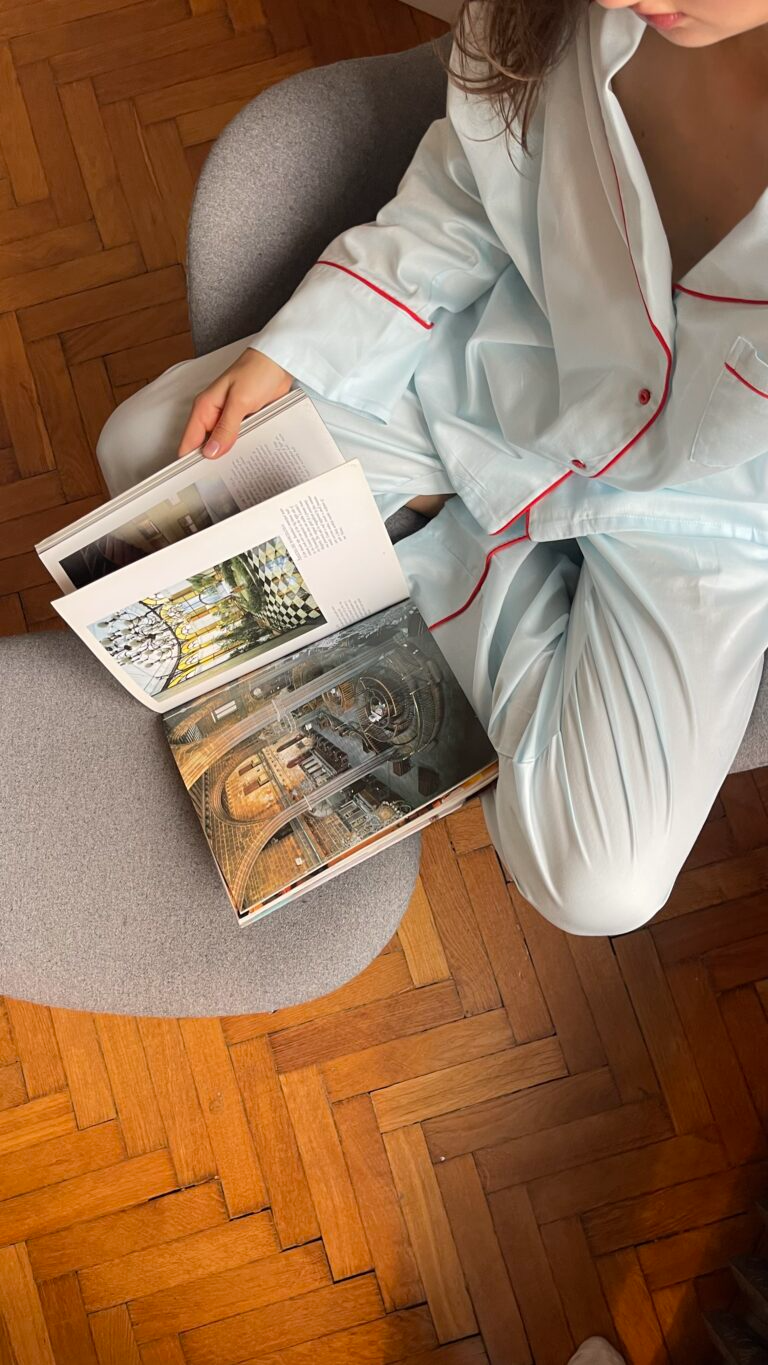 Блакитна сатинова піжама з червоним кантом