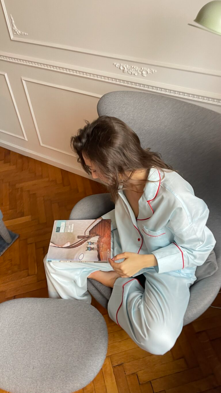 Блакитна сатинова піжама з червоним кантом