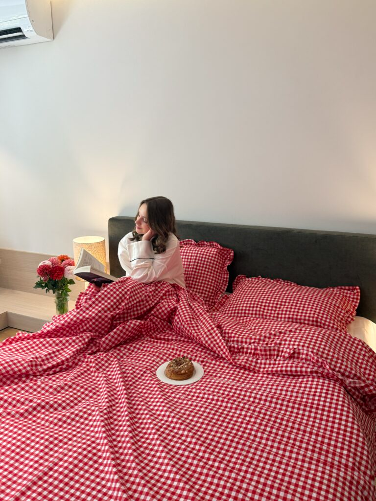 Постільна білизна червона клітинка з молочним однотонним та рюшами