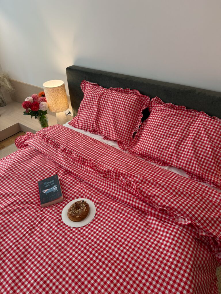 Постільна білизна червона клітинка з молочним однотонним та рюшами