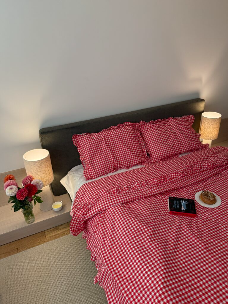 Постільна білизна червона клітинка з молочним однотонним та рюшами