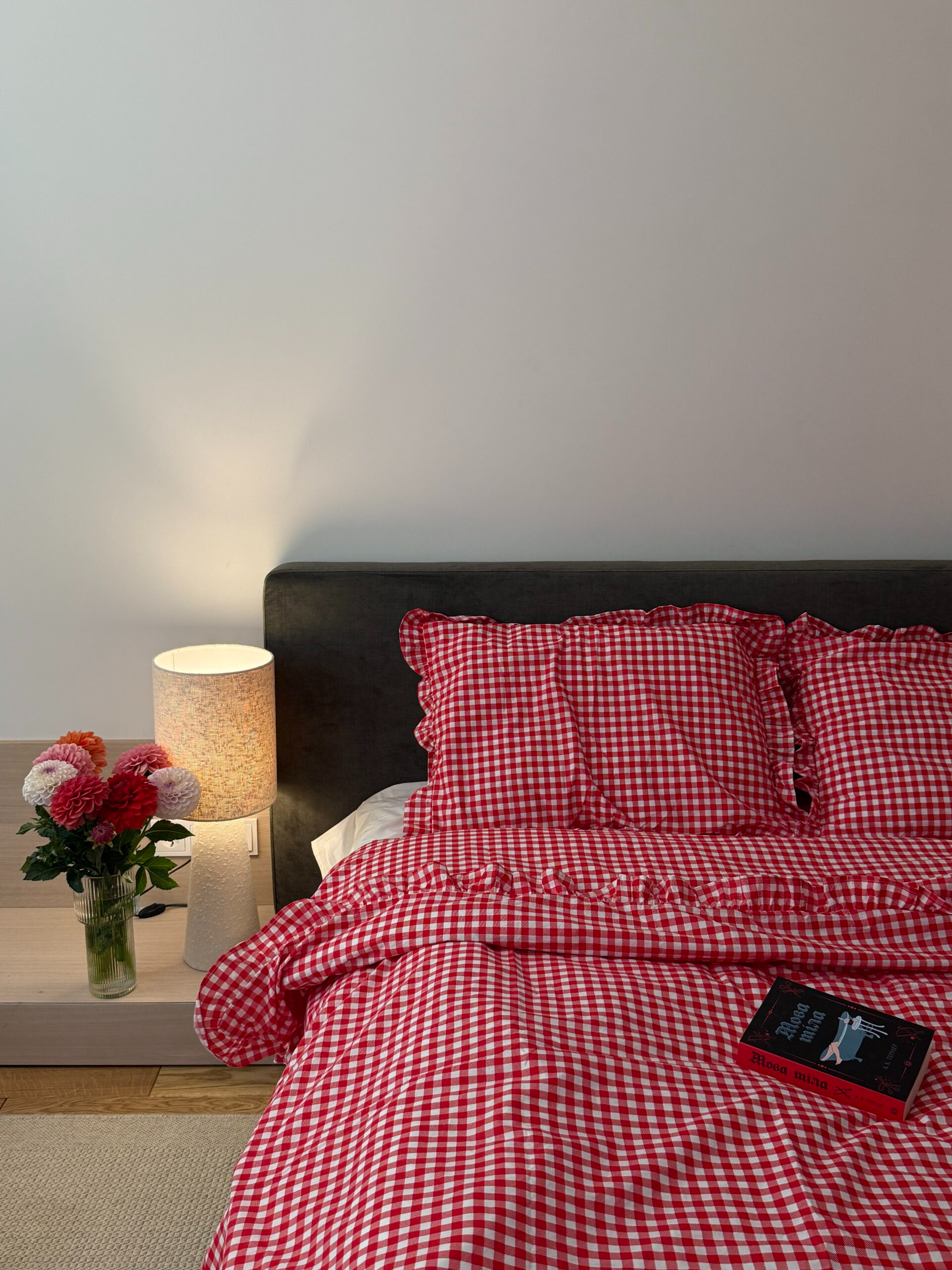 Постільна білизна червона клітинка з молочним однотонним та рюшами
