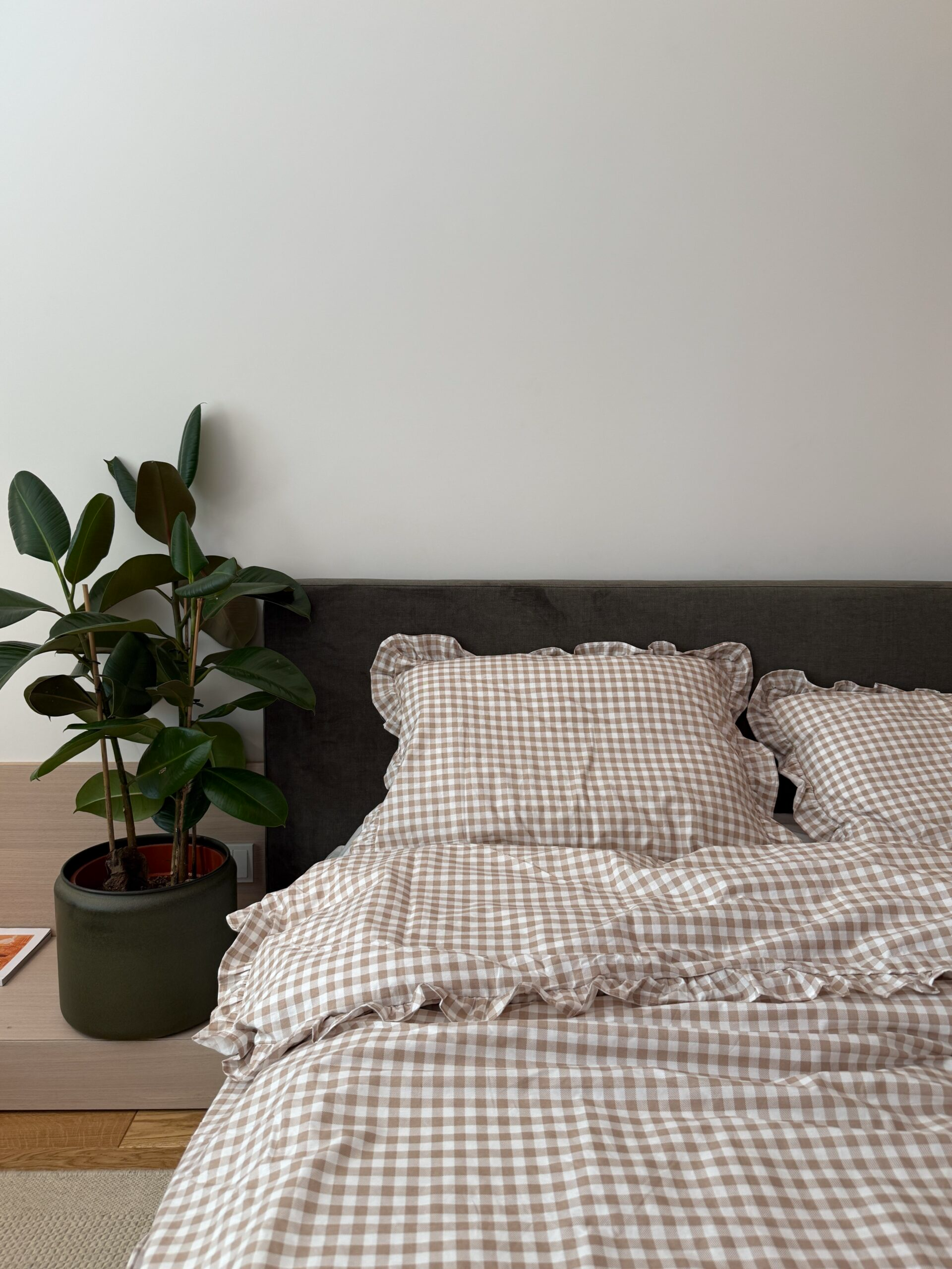 Постільна білизна бежева клітинка з рюшами та молочним однотонним