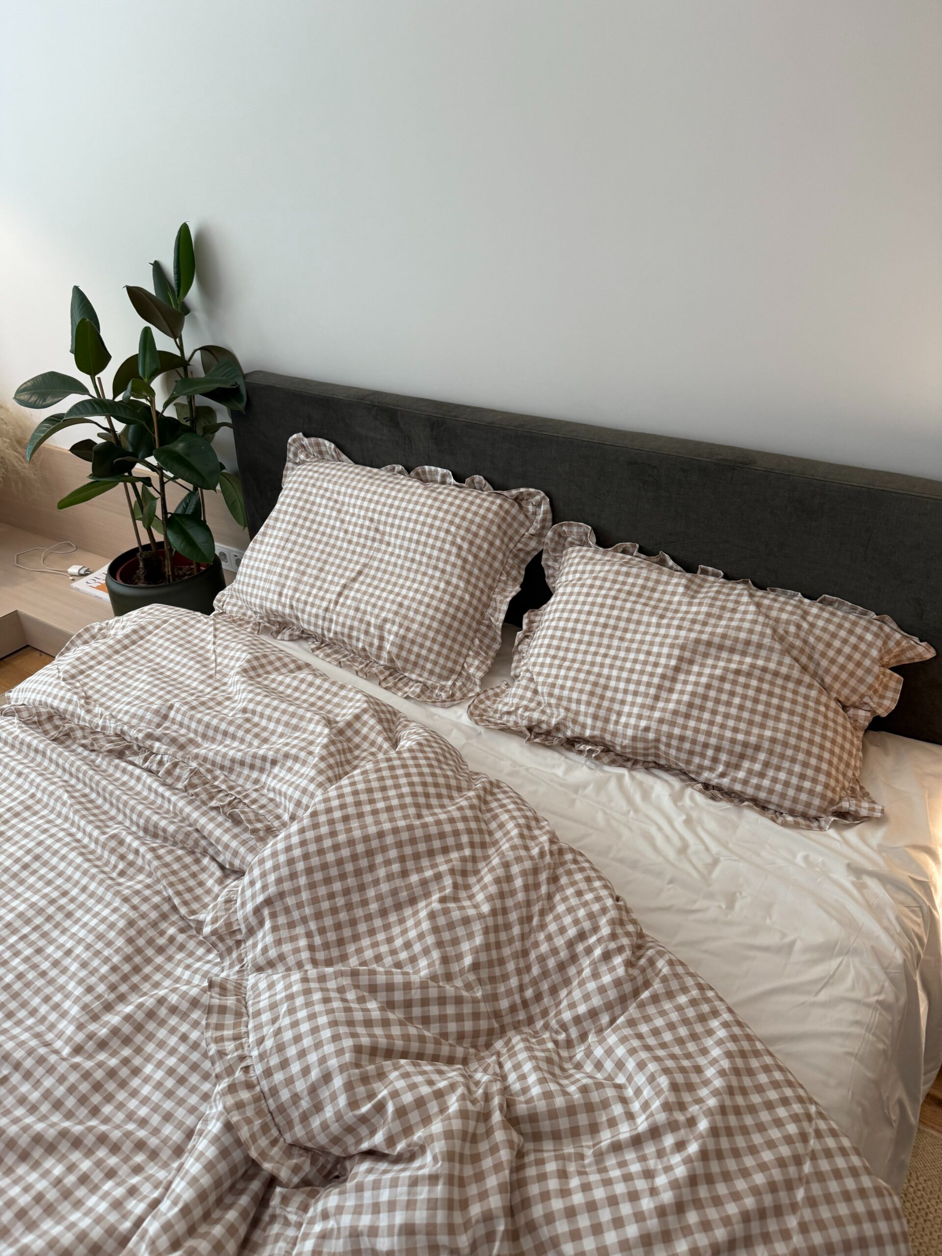 Постільна білизна бежева клітинка з рюшами та молочним однотонним