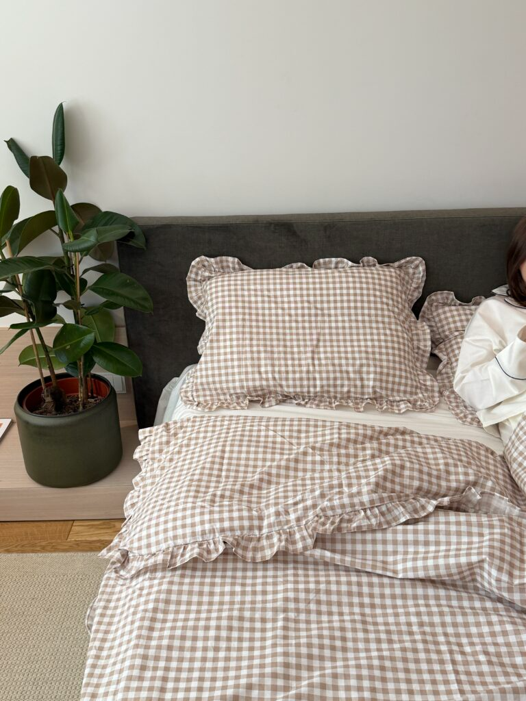 Постільна білизна бежева клітинка з рюшами та молочним однотонним