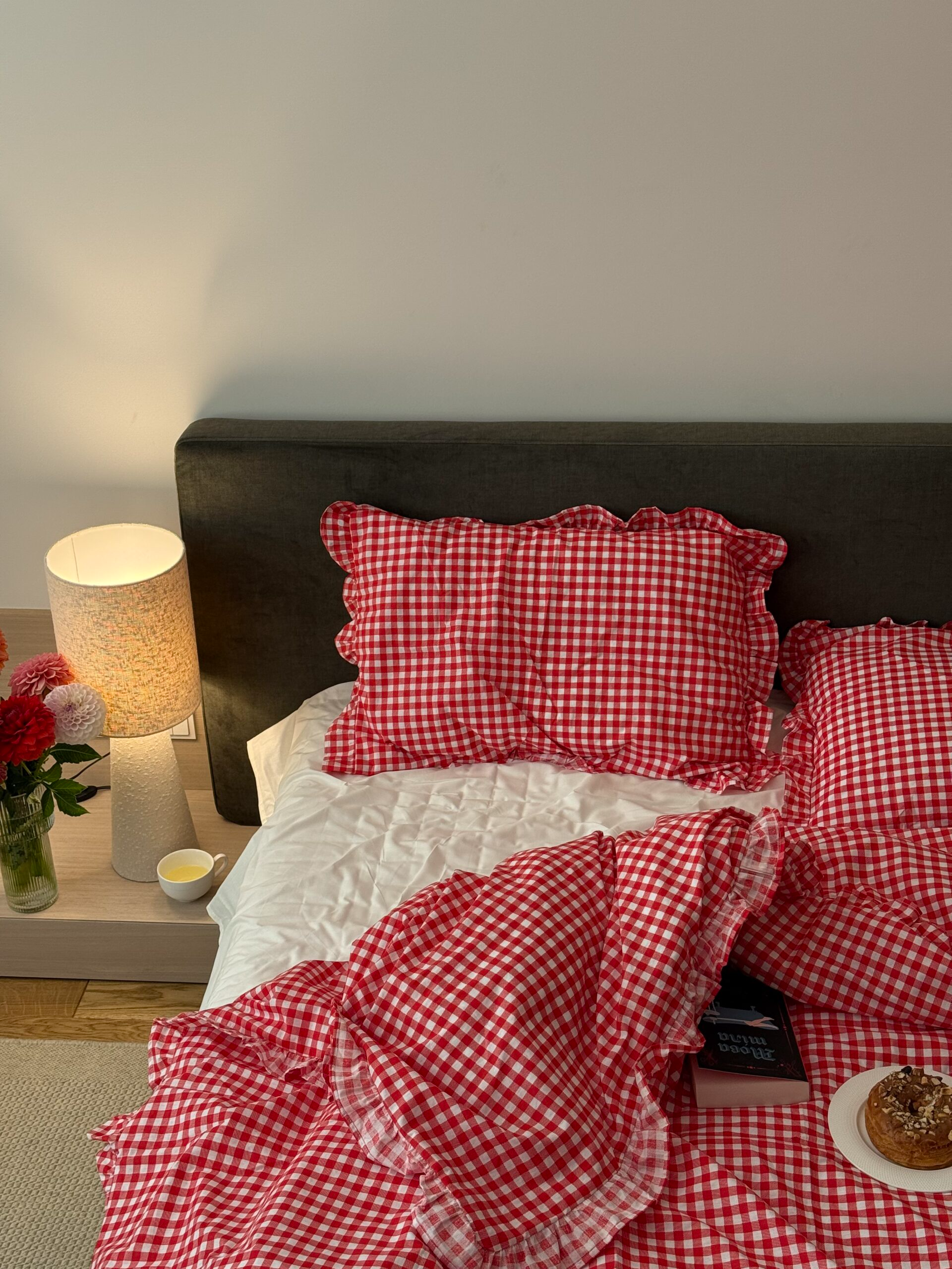 Постільна білизна червона клітинка з молочним однотонним та рюшами