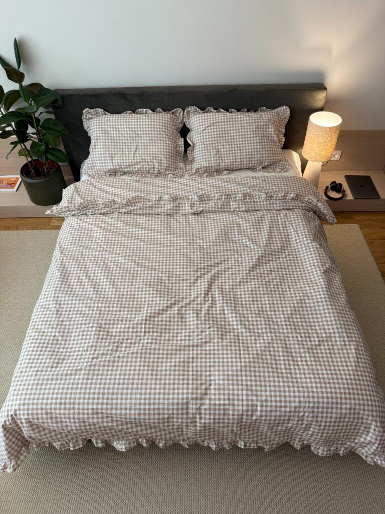 Постільна білизна бежева клітинка з рюшами та молочним однотонним