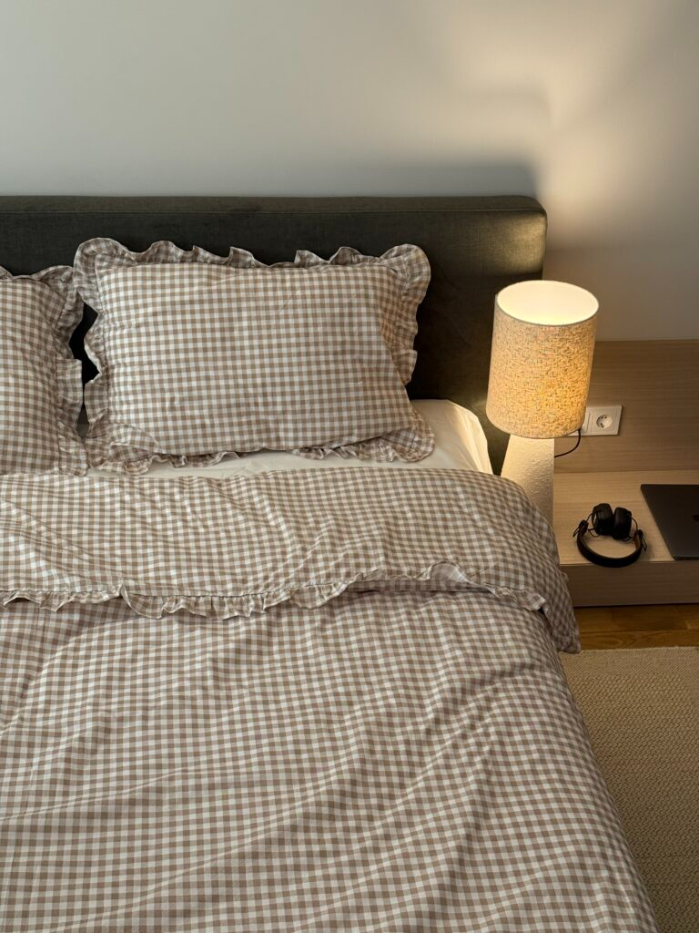 Постільна білизна бежева клітинка з рюшами та молочним однотонним