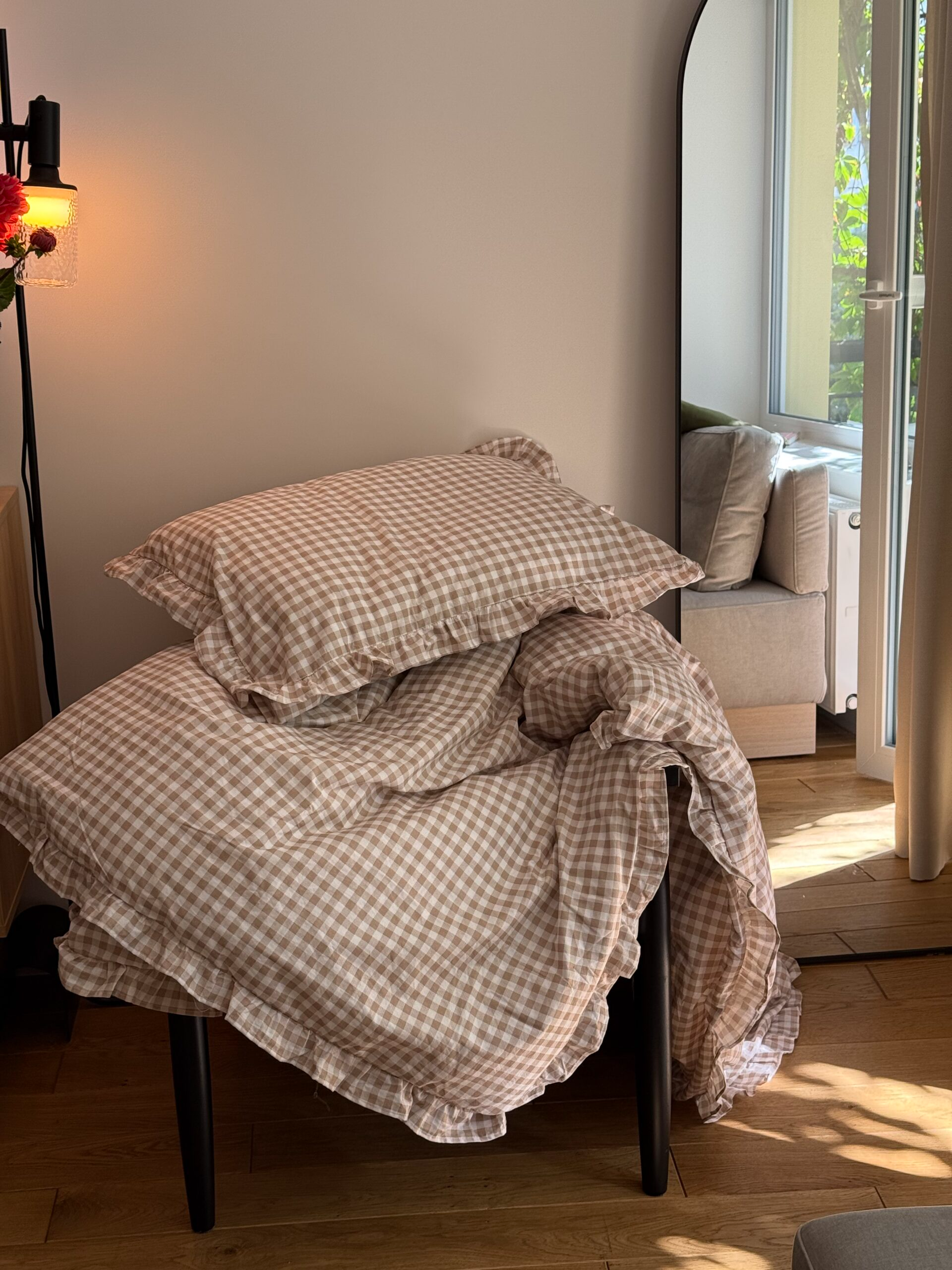 Постільна білизна бежева клітинка з рюшами та молочним однотонним