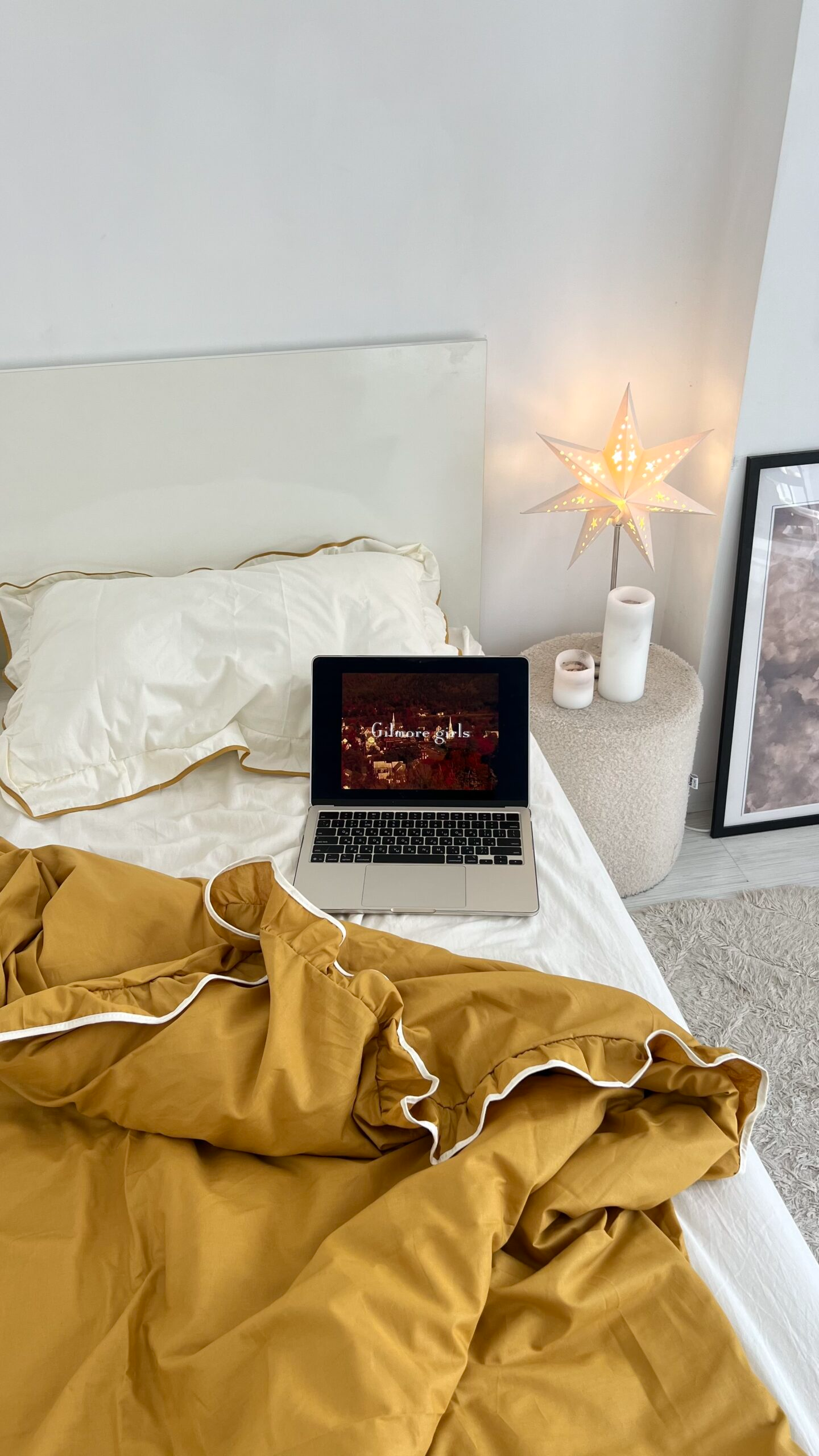 Постільна білизна молочна з рюшами та гірчичним кантом