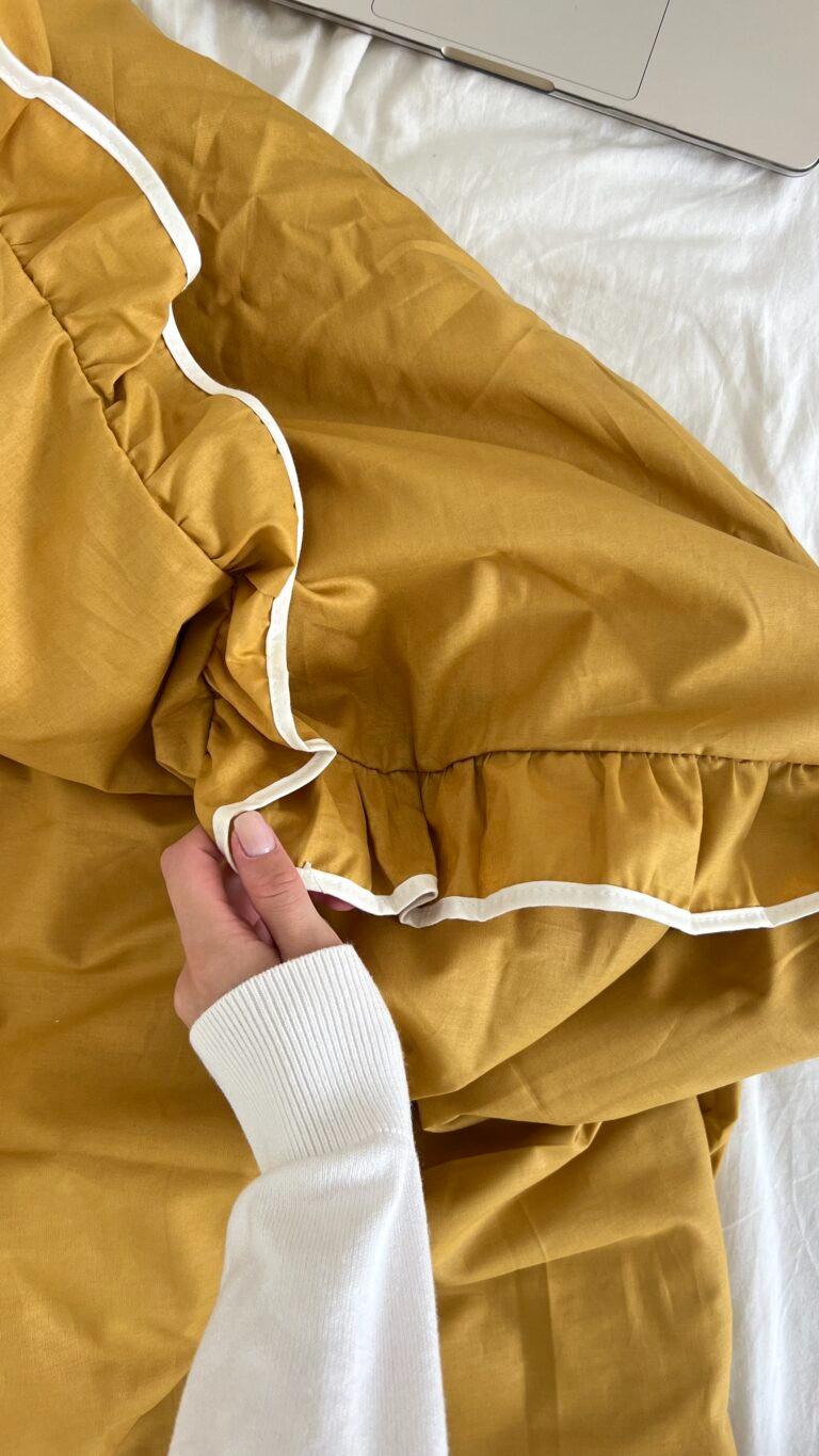 Постільна білизна молочна з рюшами та гірчичним кантом