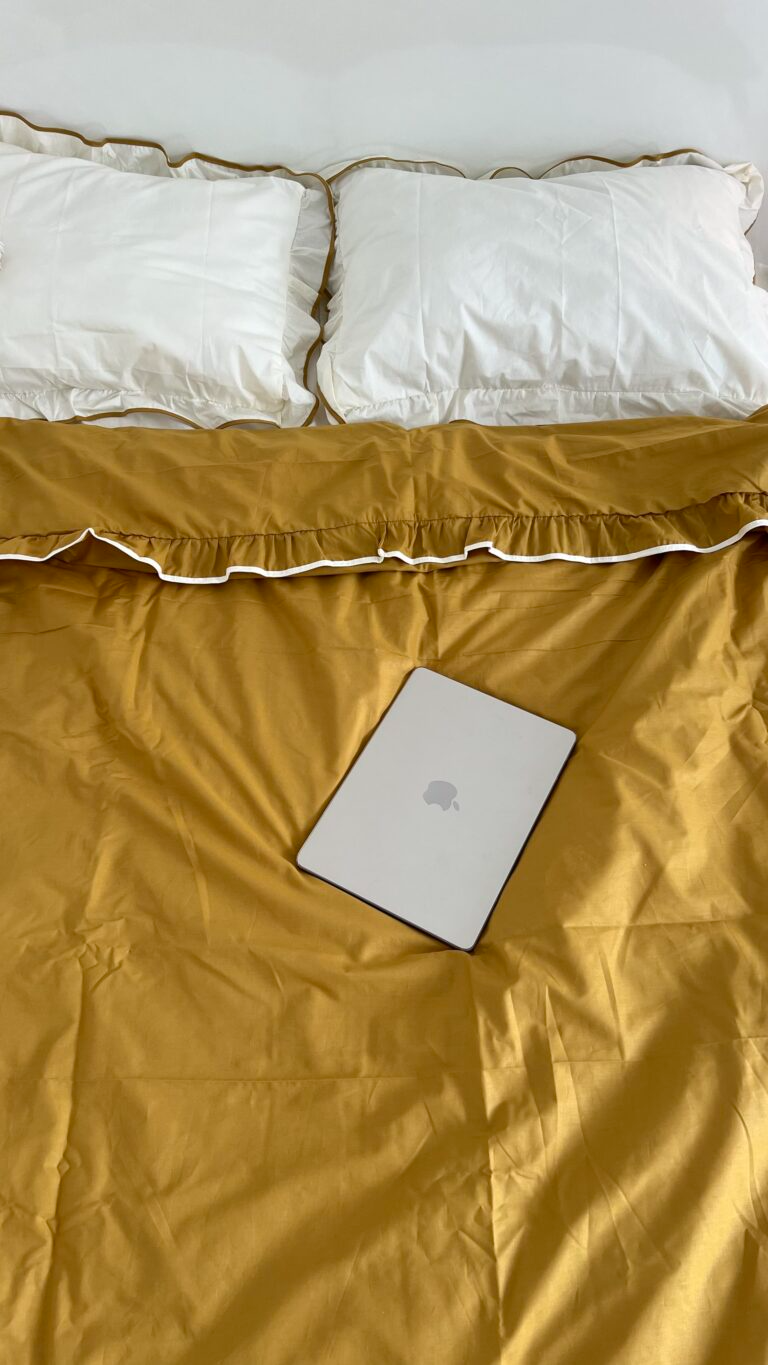 Постільна білизна молочна з рюшами та гірчичним кантом