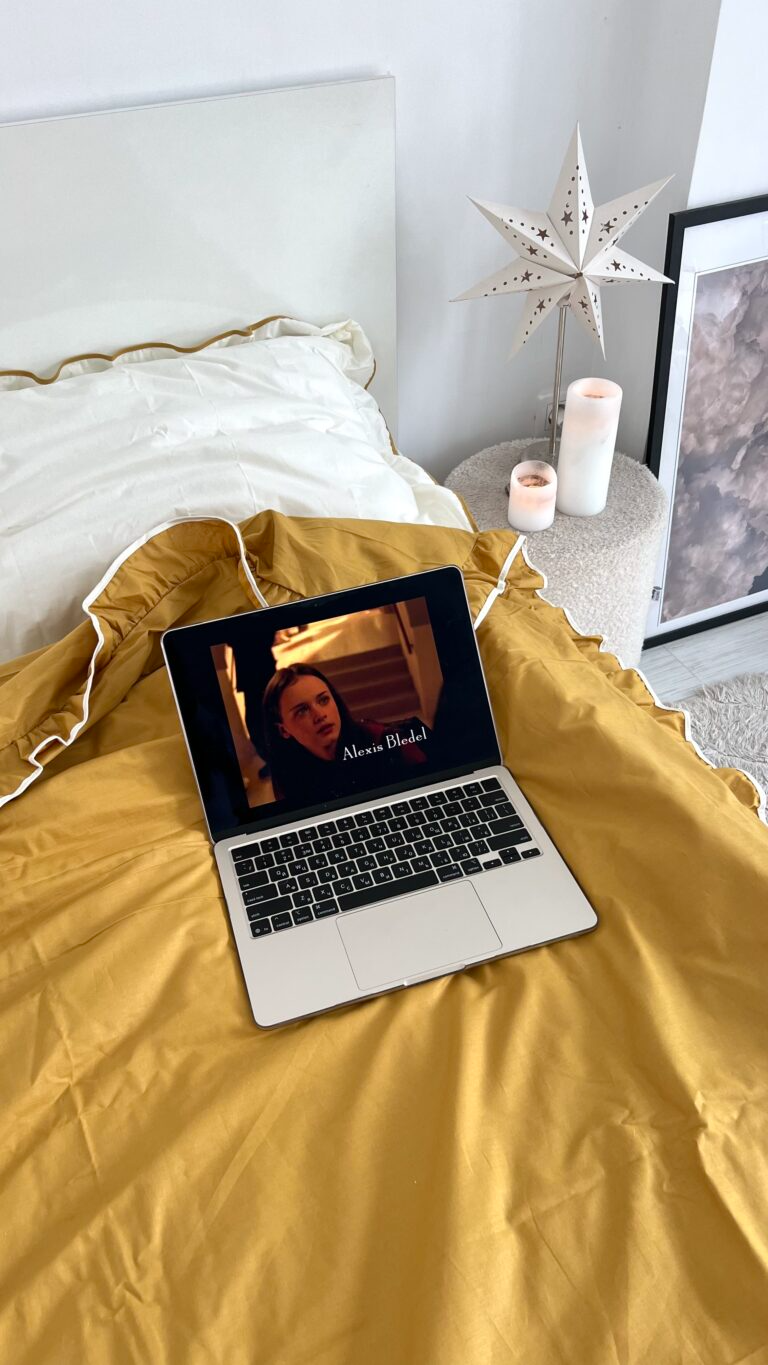 Постільна білизна молочна з рюшами та гірчичним кантом