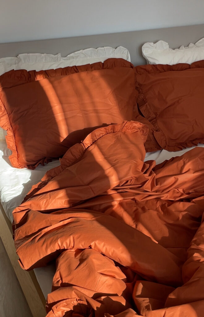 Постільна білизна з рюшами – теракотова з молочним