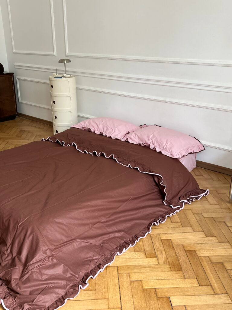 Постільна білизна шоколадна з рюшами та рожевим кантом