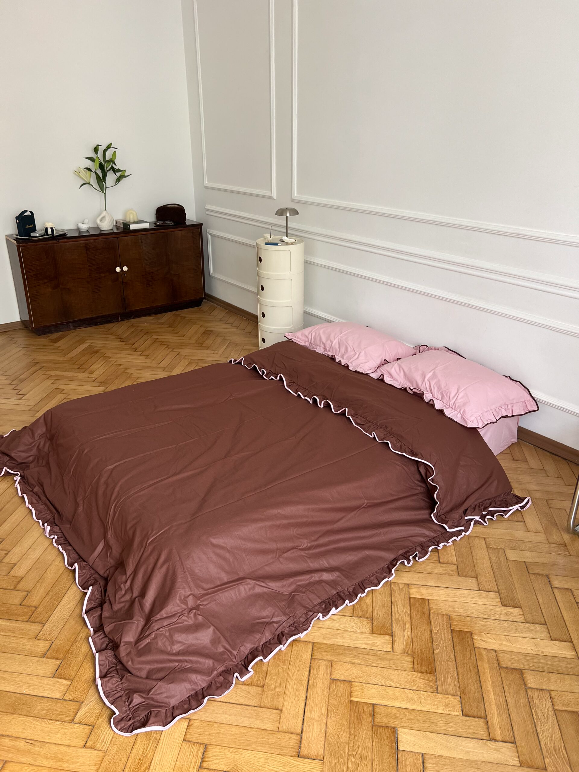 Постільна білизна шоколадна з рюшами та рожевим кантом