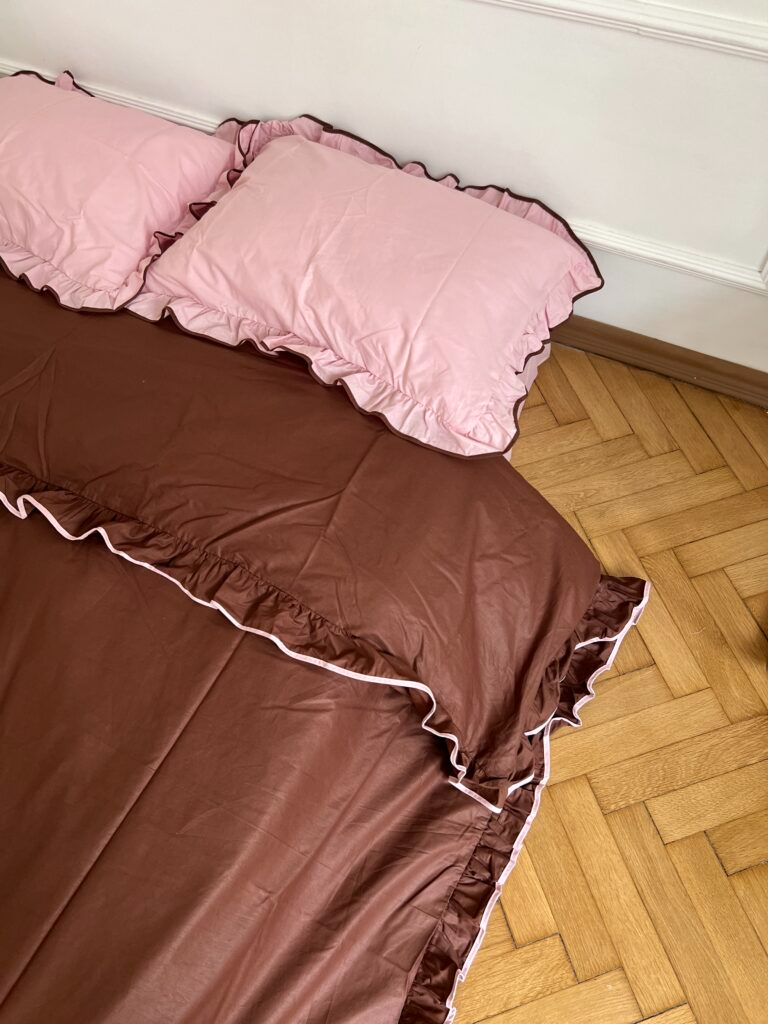 Постільна білизна шоколадна з рюшами та рожевим кантом