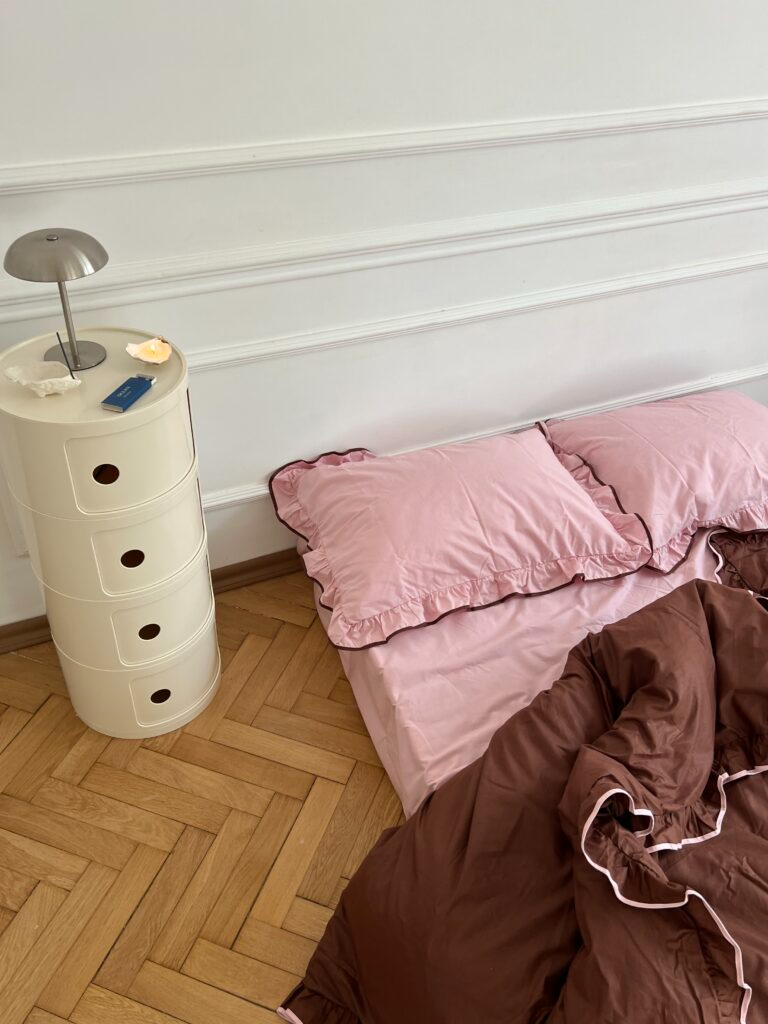 Постільна білизна шоколадна з рюшами та рожевим кантом