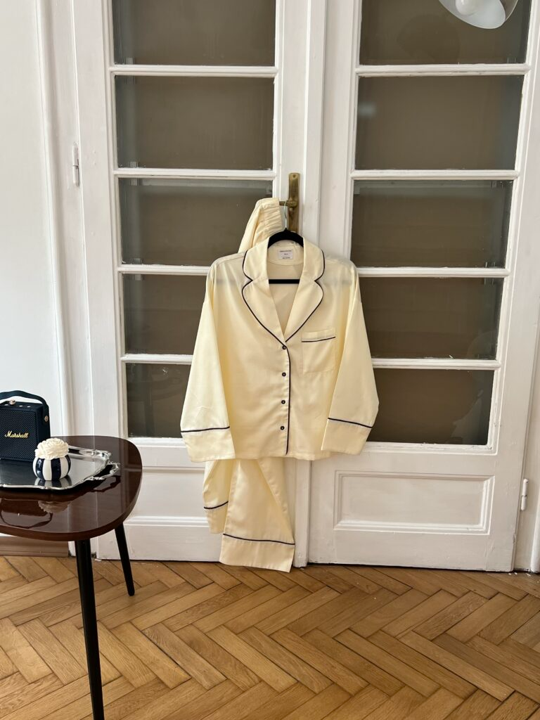 Молочна сатинова піжама з шоколадним кантом