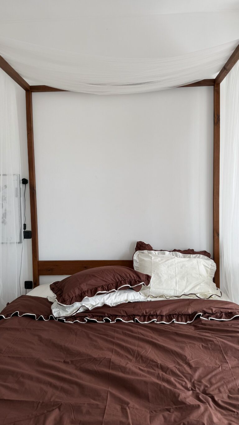 Постільна білизна шоколадна з рюшами та молочним кантом