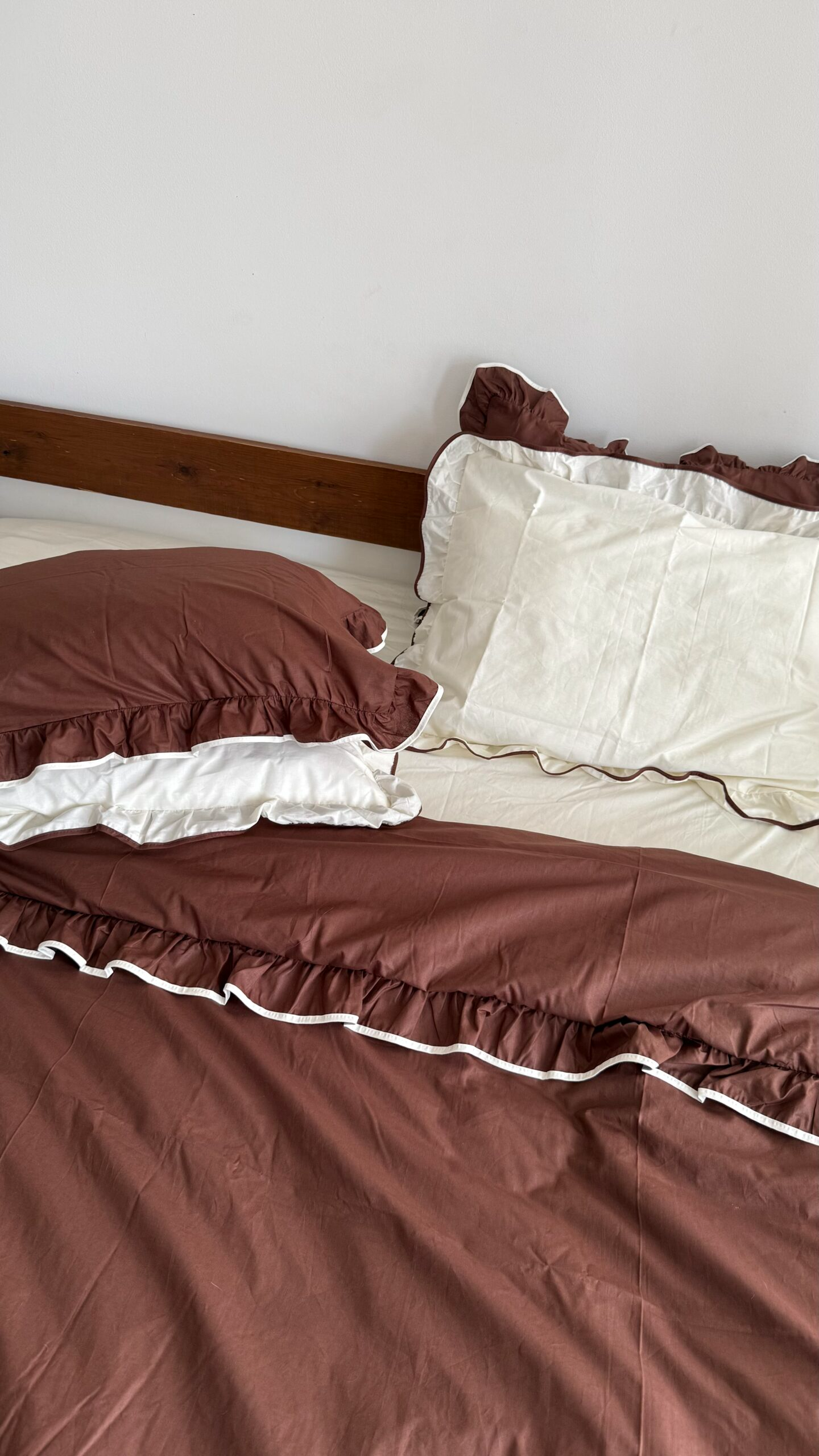 Постільна білизна шоколадна з рюшами та молочним кантом