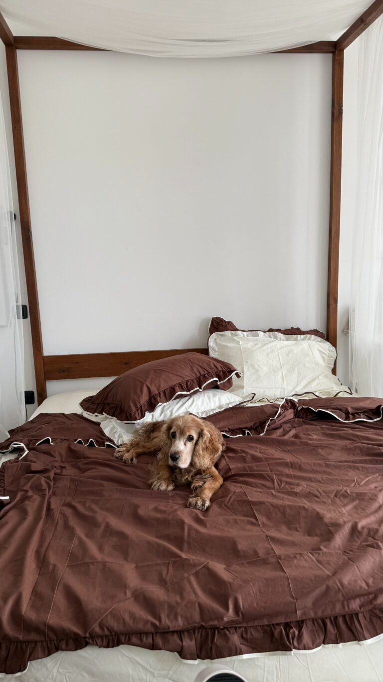 Постільна білизна шоколадна з рюшами та молочним кантом