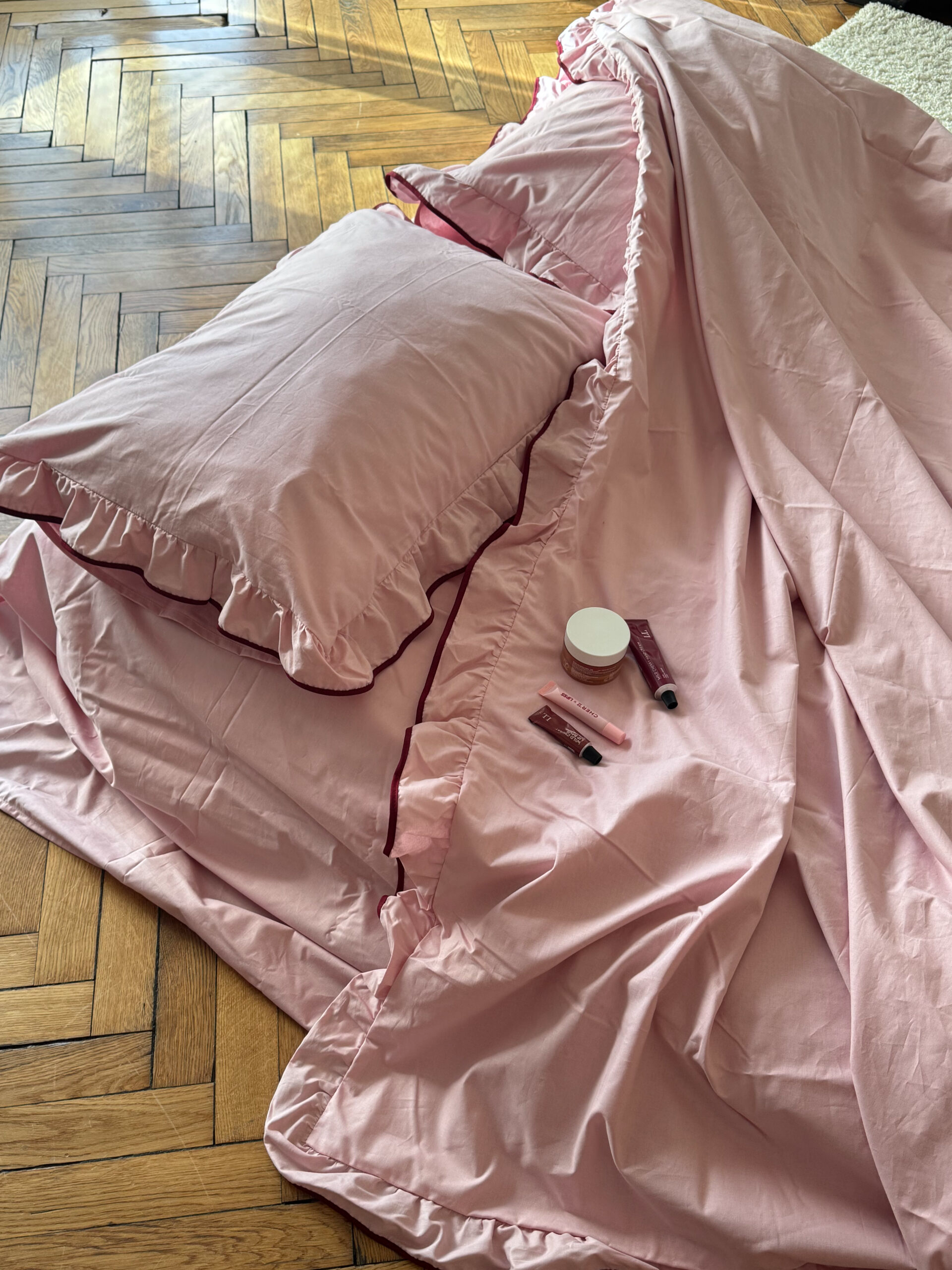 Постільна білизна рожева із рюшами та бордовим кантом