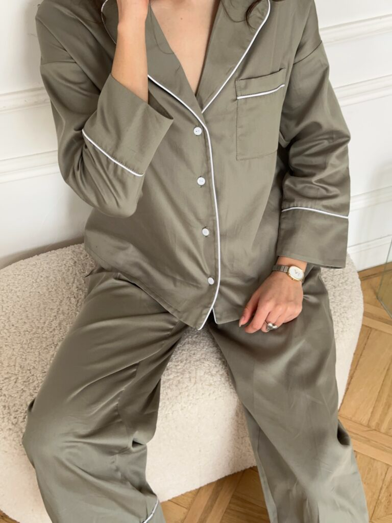 Сатинова піжама оливкового кольору оздоблена білим кантом