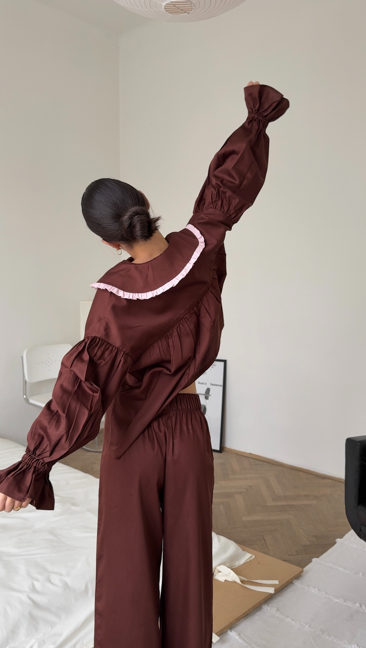 Сатинова піжама шоколадного кольору з рожевим коміром та рюшами