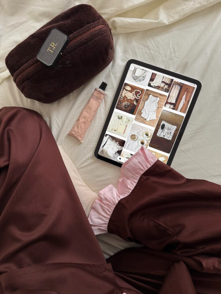 Сатинова піжама шоколадного кольору з рожевим коміром та рюшами