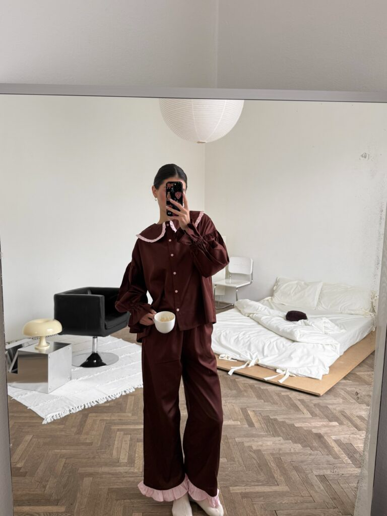 Сатинова піжама шоколадного кольору з рожевим коміром та рюшами